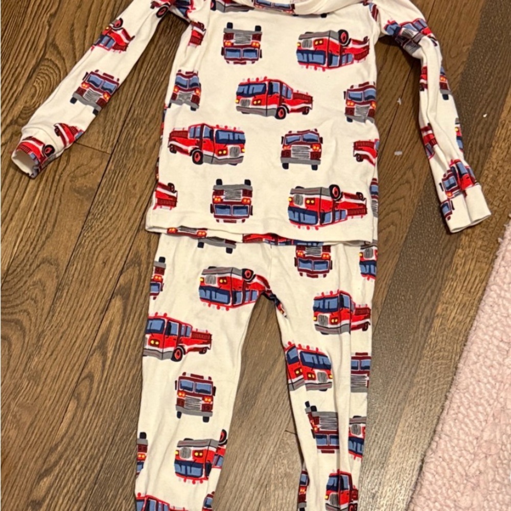 GAP Kids Size 4 Fire truck organic pajamas never worn